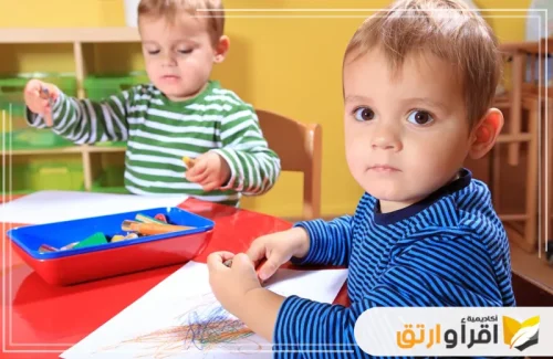 طفلين يلعبان ويعبران عن إبداعهم من خلال الرسم بالألوان. يعد تعزيز أفضل تعليم مهارات التفكير الإبداعي في هذا العمر أمرًا بالغ الأهمية