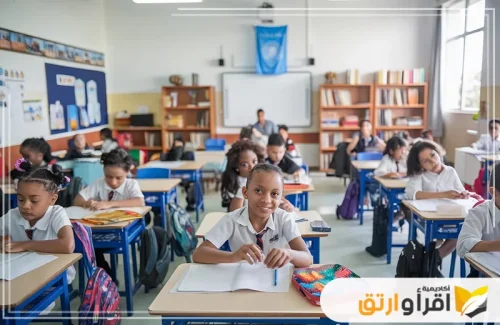 فصلًا دراسيًا مليئًا بالطلاب المبتسمين، يجلسون في مكاتبهم بينما يتابعهم معلمهم من الخلف. هذه البيئة الإيجابية تؤكد على أهمية الدعم التعليمي المبكر، وتقلل من احتمالية ظهور أسباب صعوبات التعلم