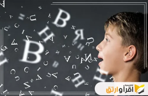 طفلًا يتحدث بينما تظهر حروف أبجدية تطفو حوله في الهواء، مما يعكس الفكرة البصرية. يمكن ربط هذه الصورة بجلسات تخاطب أونلاين